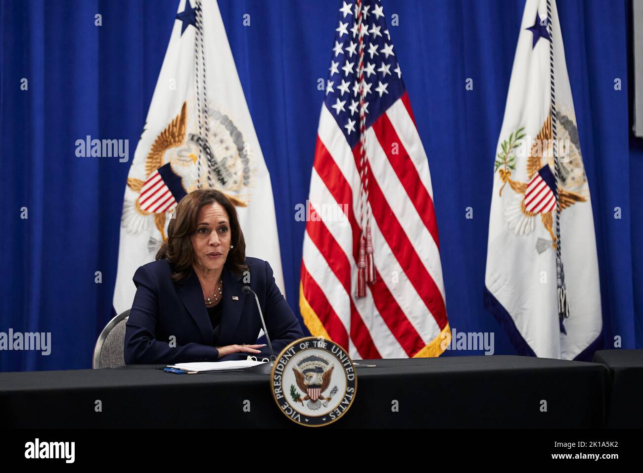 Chicago, USA. 16. September 2022. Die Vizepräsidentin der Vereinigten Staaten, Kamala Harris, führt am 16. September 2022 einen Rundtisch mit Studenten, Befürwortern der reproduktiven Gesundheit und Anbietern ein, um die Arbeit der Biden-Harris-Regierung zum Schutz und zur Ausweitung der reproduktiven Rechte an der University of Illinois in Chicago, Illinois, hervorzuheben. Quelle: Mustafa Hussain/Pool via CNP /MediaPunch Quelle: MediaPunch Inc/Alamy Live News Stockfoto