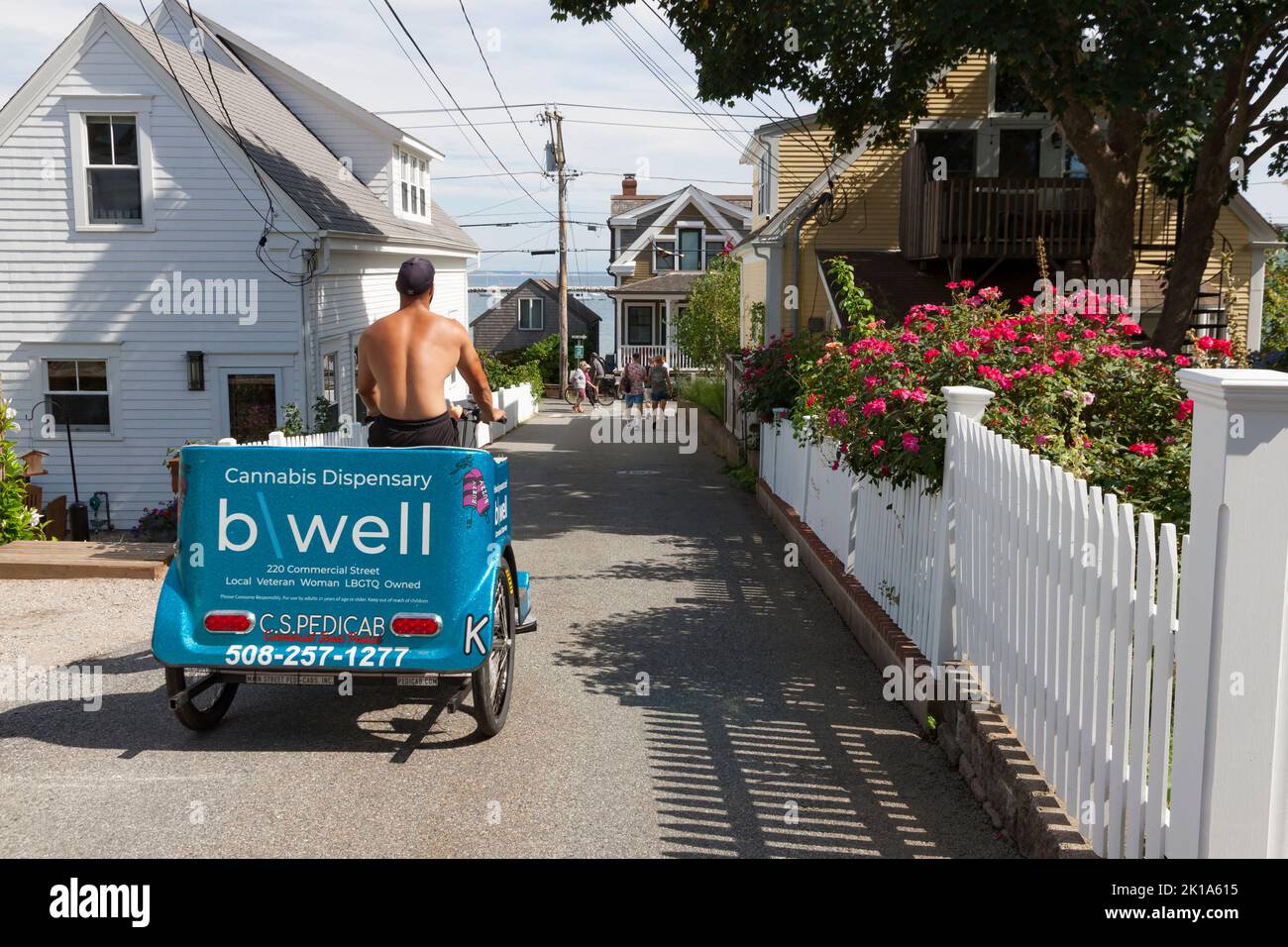 Pedicab-Fahrer, der eine Cannabis-Verteilungsausgabe in Provincetown, Cape Cod, Massachusetts, anstellt. Stockfoto