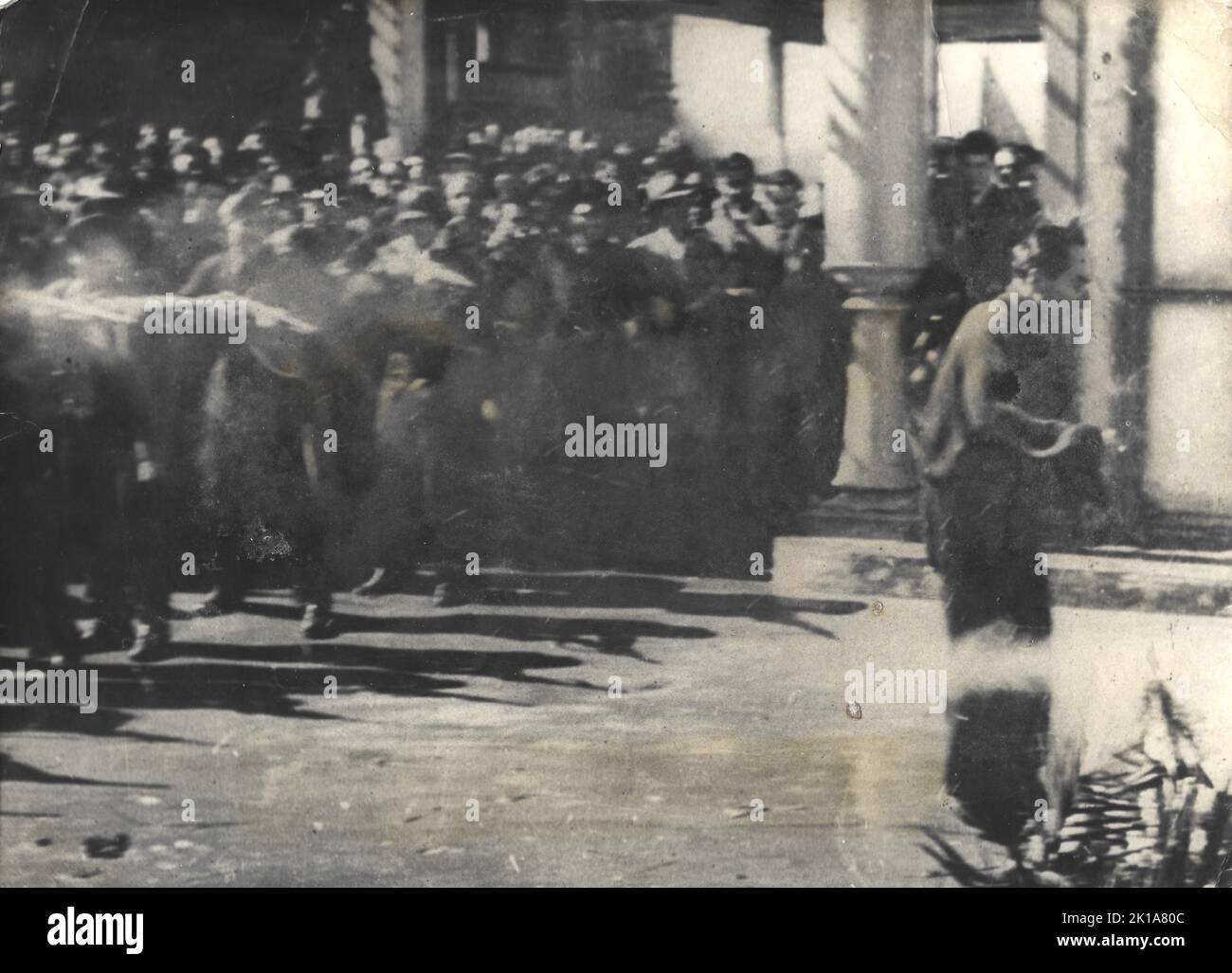 Achille STARACE, faschistischer Parteisekretär, steht am 29,1945. April mit dem Rücken zur italienischen Parteischießgruppe Stockfoto