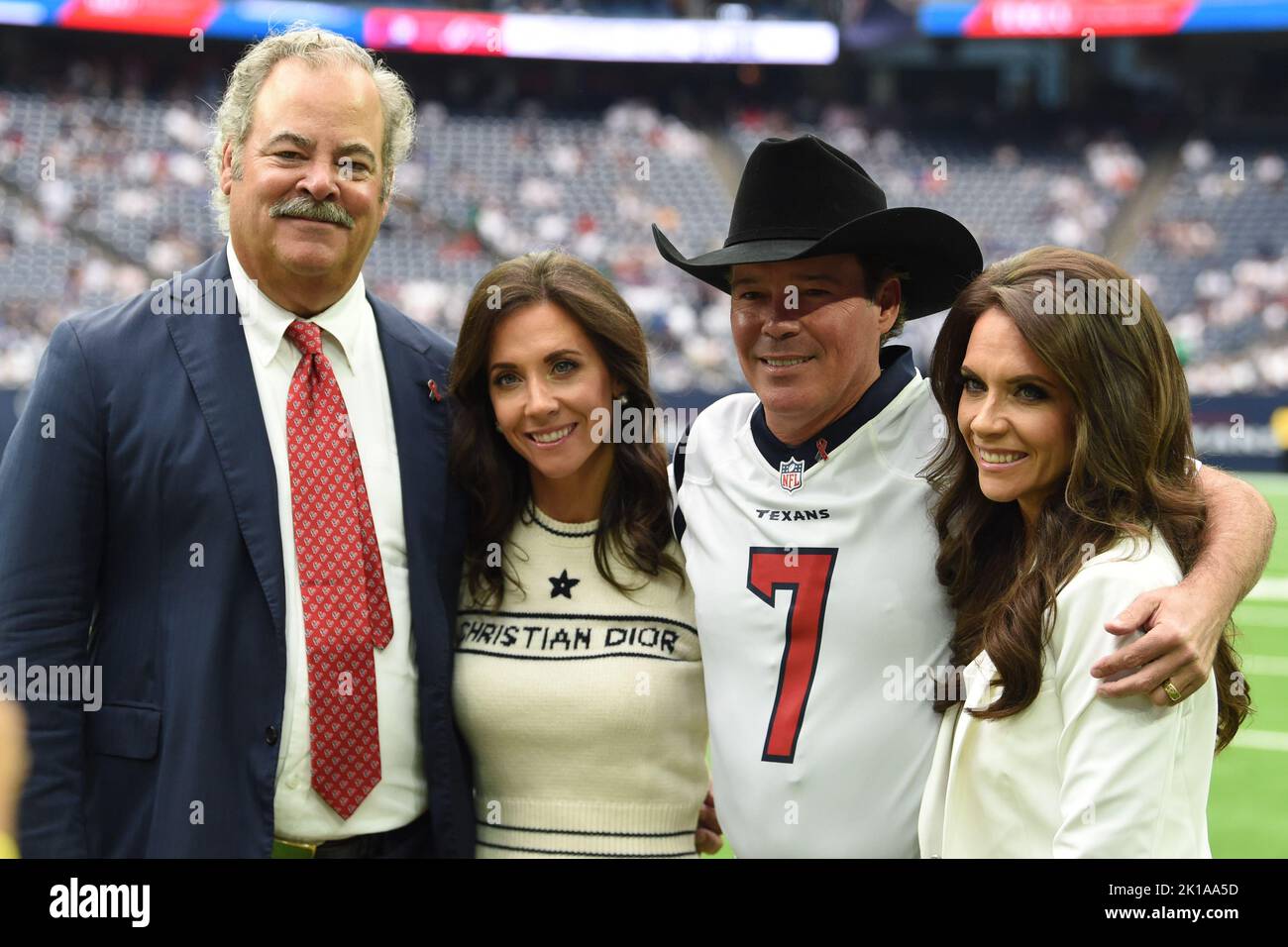 Die Eigentümer von Houston Texans, Cal McNair, Hannah McNair und der Multi-Platin-Plattenkünstler Clay Walker posieren für ein Foto vor dem NFL-Fußballspiel dazwischen Stockfoto