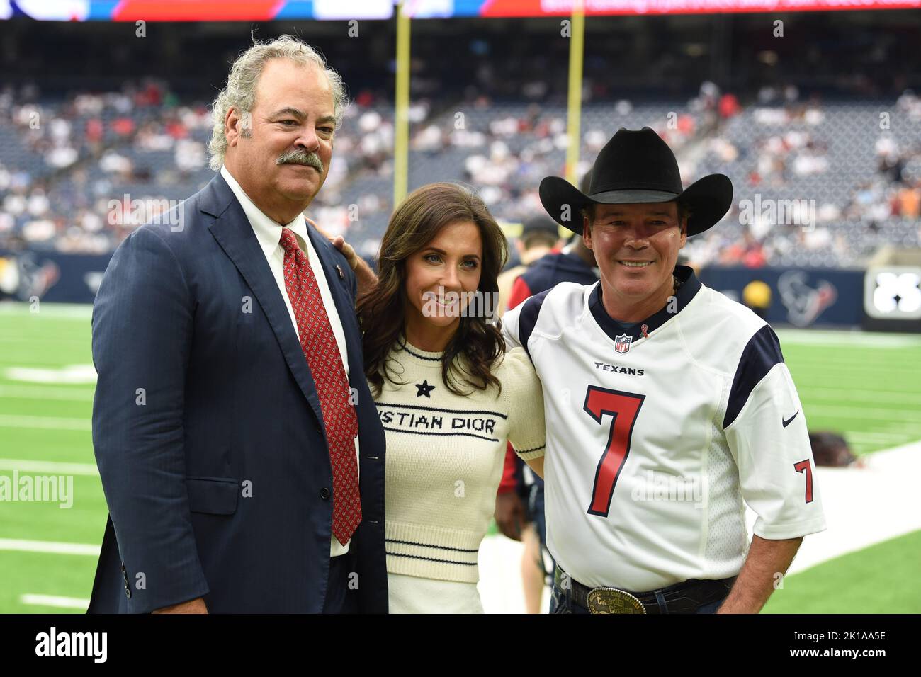 Die Eigentümer von Houston Texans, Cal McNair, Hannah McNair und der Multi-Platin-Plattenkünstler Clay Walker posieren für ein Foto vor dem NFL-Fußballspiel dazwischen Stockfoto