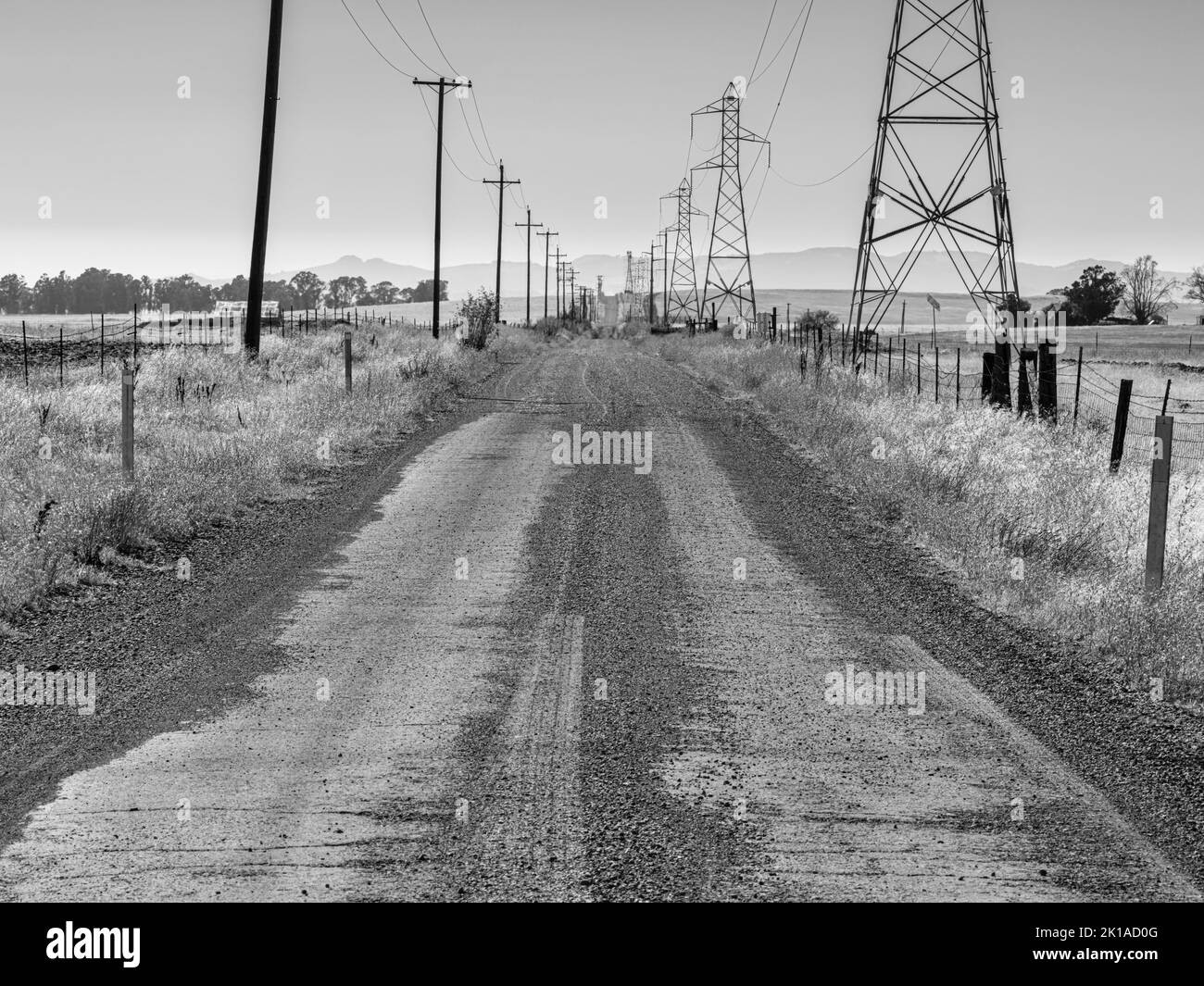 Düstere einspurige Landstraße im ländlichen Kalifornien Stockfoto