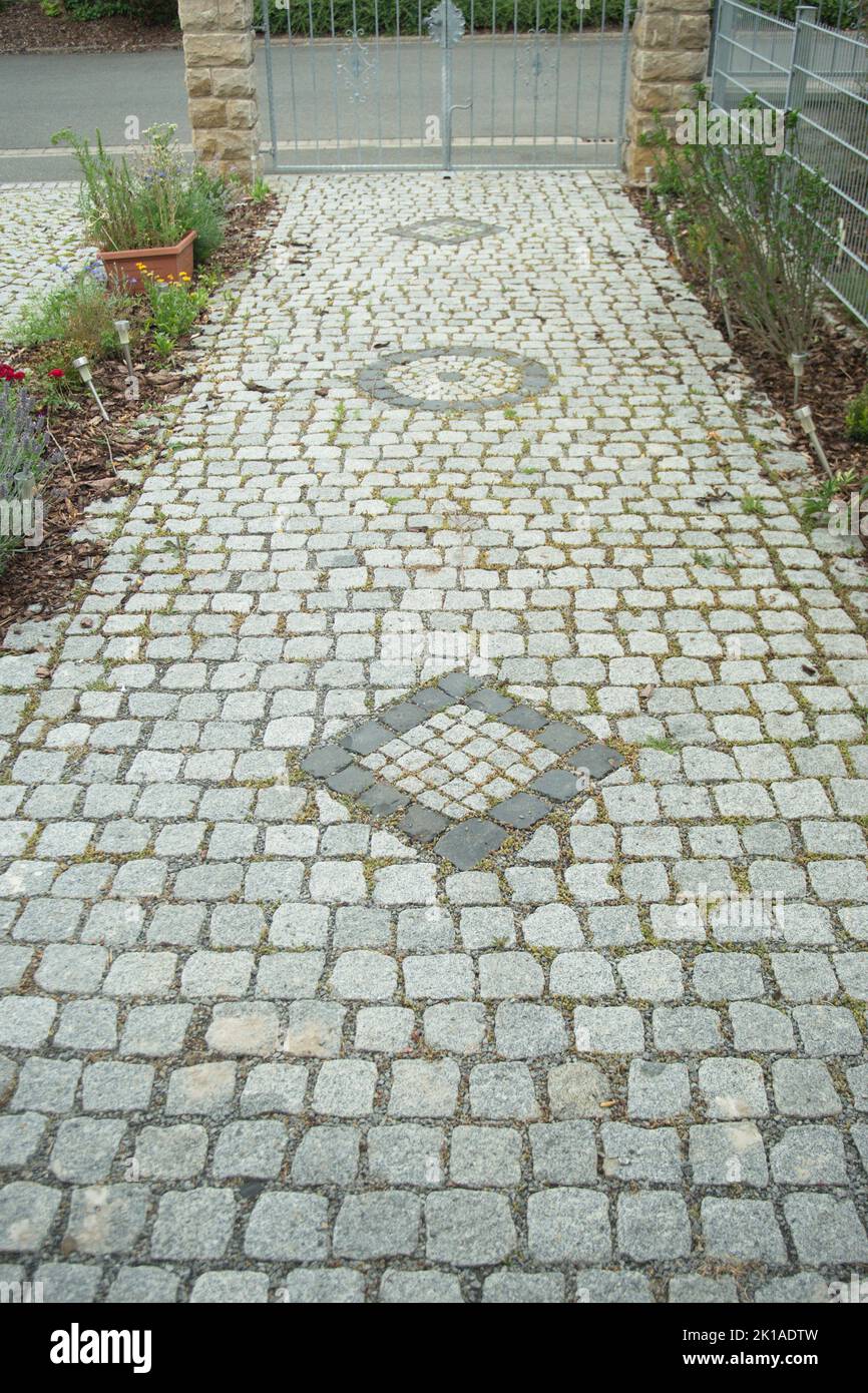 Granitsteinpflaster mit Zierelementen Stockfoto