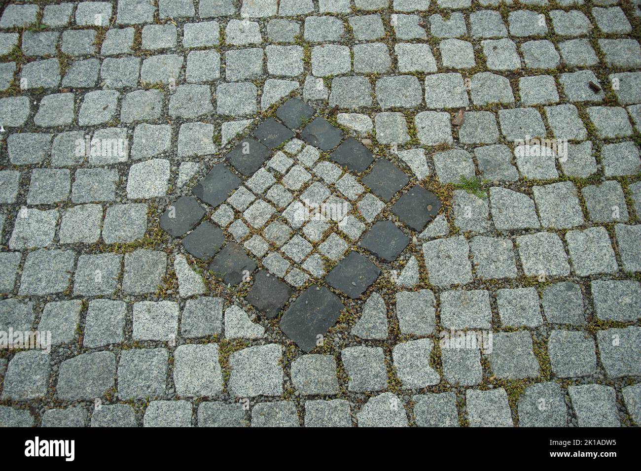 Granitsteinpflaster mit Zierelementen Stockfoto