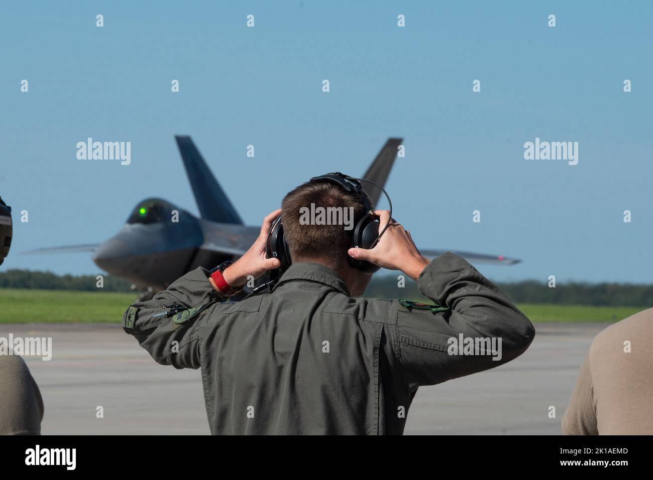 US Air Force Capt. „Swiss“ Ritschard, 90. Expeditionary Fighter Squadron F-22 Raptor Pilot, bereitet sich darauf vor, dass der F-22 Raptor während seines ‘Crew Chefs für ein eintägiges Eintauchen auf dem Luftwaffenstützpunkt Łask, Polen, am 5. September 2022, eintaxi wird. ‘Crew Chief for a Day“ ermöglicht es Piloten, sich durch tägliche Aufgaben wie Inspektionen, Bergung und Betankung mit dem Wartungspersonal zu integrieren. Das Eintauchen trägt dazu bei, die Moral und den Teamaufbau innerhalb der Staffel zu stärken. Die Präsenz der 90. in der Region stärkt die Einheit der USA und der NATO jeden Tag, wenn sich Truppen zusammenschließen, um in einem sich ständig weiterentwickelnden Bedrohungsumfeld zu trainieren und abzuschrecken. (USA Stockfoto