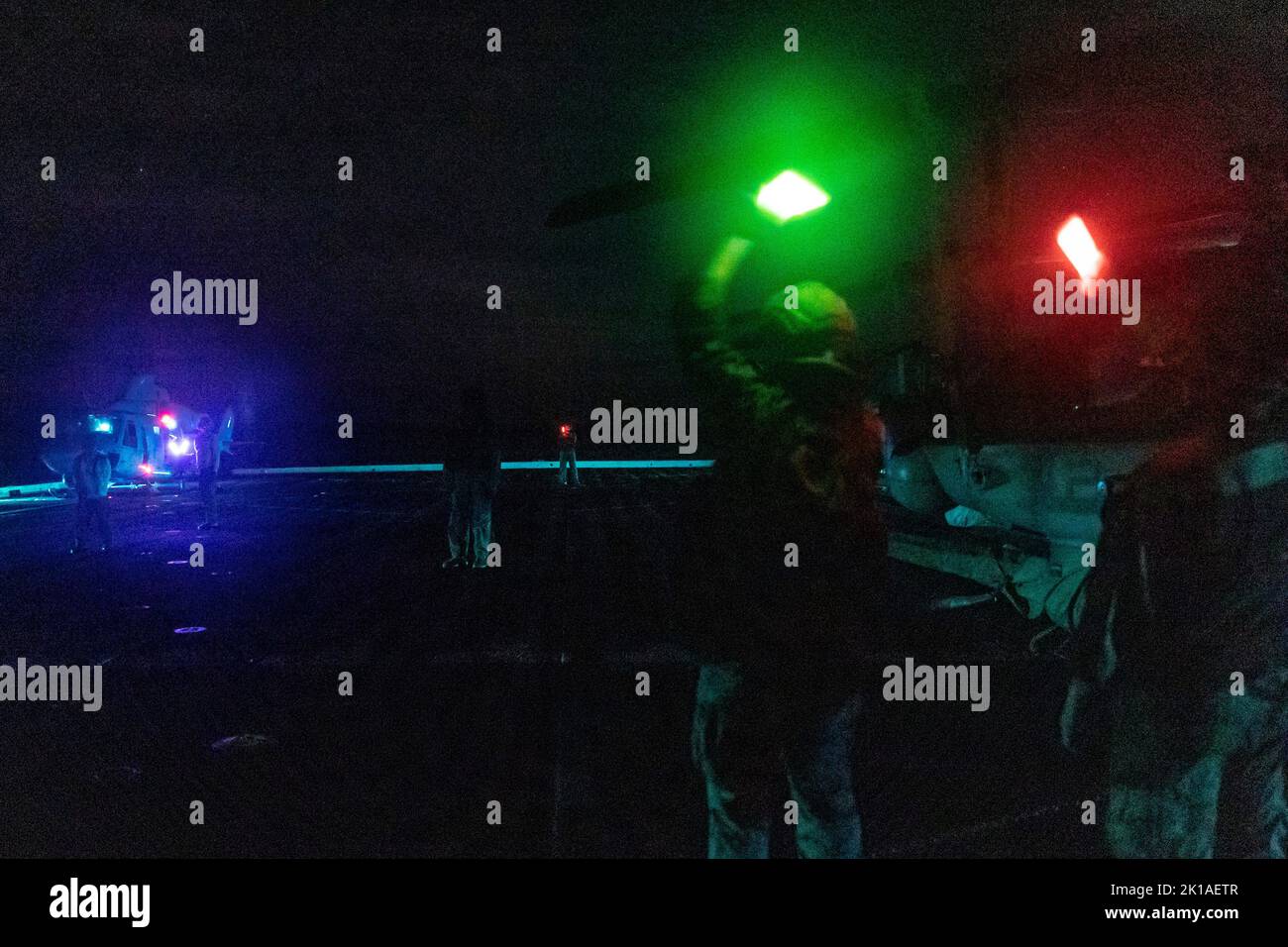 U.S. Marines mit Bataillon Landing Team 2/5, 31. Marine Expeditionary Unit, signalisieren einen UH-1Y Huey Hubschrauber während einer nächtlichen Evakuierungsübung an Bord der USS New Orleans (LPD 18) im Japanischen Meer, 12. September 2022. Die 31. MEU ist an Bord von Schiffen der Amphibious Ready Group von Tripolis im Einsatzgebiet der 7. Flotten tätig, um die Interoperabilität mit Verbündeten und Partnern zu verbessern und als einsatzbereite Einsatztruppe zur Verteidigung von Frieden und Stabilität in der Indo-Pazifik-Region zu dienen. (USA Marine Corps Foto von Sgt. Danny Gonzalez) Stockfoto