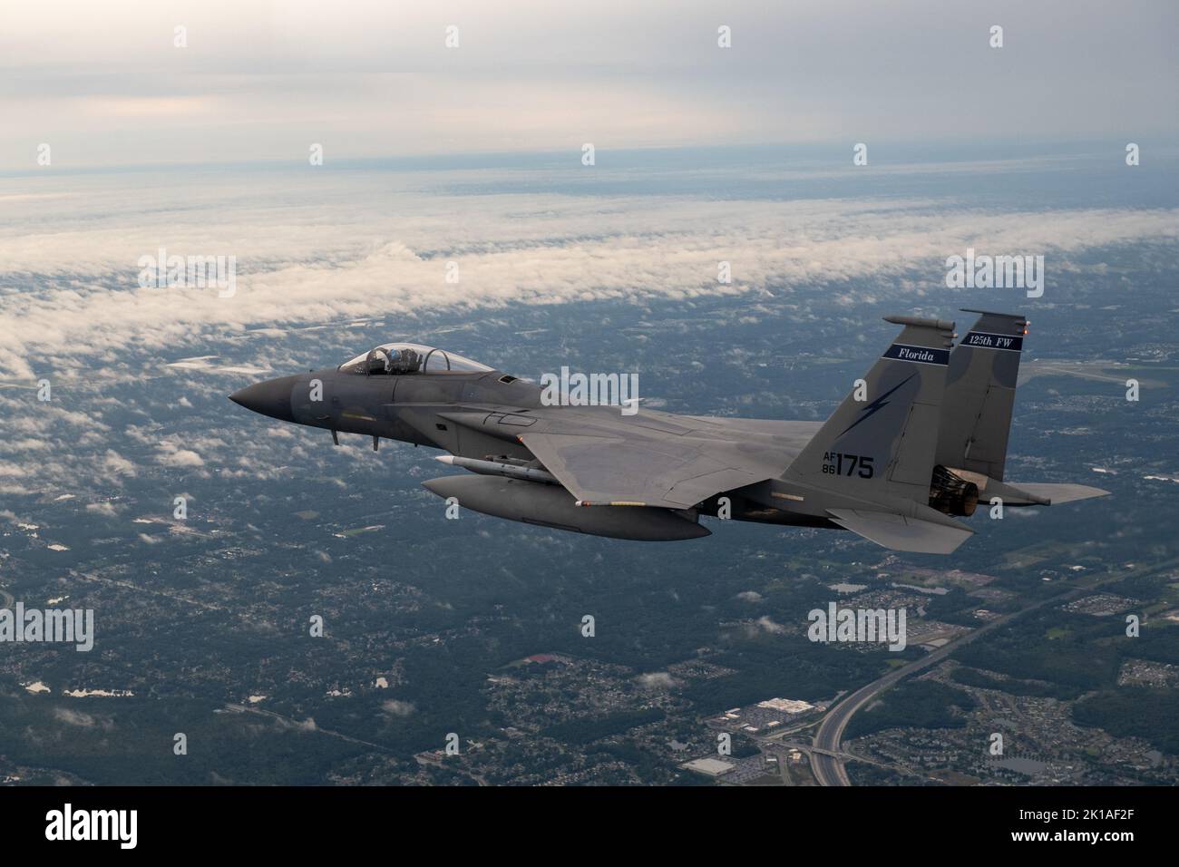 Die F-15C Adler, die dem 125. Fighter Wing, der Jacksonville Air National Guard Base, Florida, und der F-35A Lightning IIS vom Luftwaffenstützpunkt Eglin, Florida, zugewiesen wurden, fliegen am 10. September 2022 während einer Trainingsübung in Jacksonville zusammen. Dieses Training unterstützt die Piloteneinarbeitung, da sich der 125. Fighter Wing, Home of the Thunder, auf den Übergang zum F-35A Lightning II von den F-15C Eagles vorbereitet, die derzeit vom Wing geflogen werden. Die erste F-35A Lightning II wird voraussichtlich 2024 im 125. Fighter Wing eintreffen. (USA Foto der Air National Guard von Senior Master Sgt. William Buchanan) Stockfoto