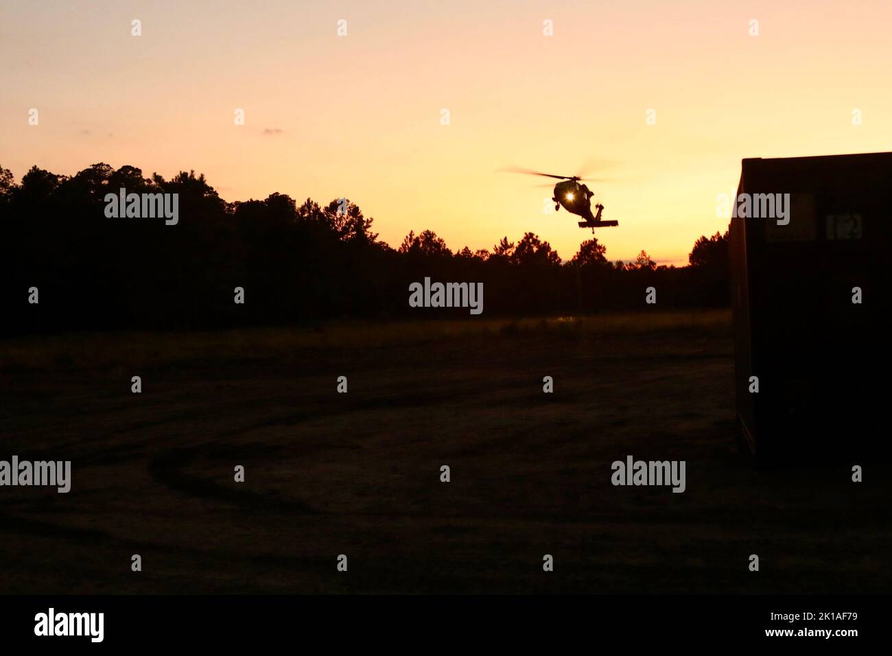 Ein UH-60m Black Hawk landet in einem Feld zur Unterstützung einer Validierungsübung des Field Hospital aus dem Jahr 14. in Fort Stewart, Georgia, am 7. September 2022. Während der Ausbildung führten Soldaten der 3. Combat Aviation Brigade und der Georgia National Guard medizinische Evakuierungen zur Unterstützung der 14. FH durch. (USA Armeefoto von Sgt. Aaliyah Craven, 3. Division Sustainment Brigade) Stockfoto