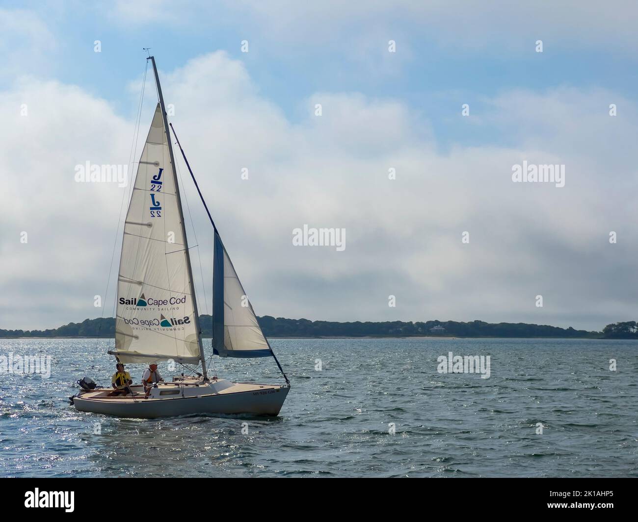 Segelboot, das in Lewis Bay neben dem Hyannis Port in der Stadt Barnstable, Cape Cod, Massachusetts, USA, segelt. Stockfoto
