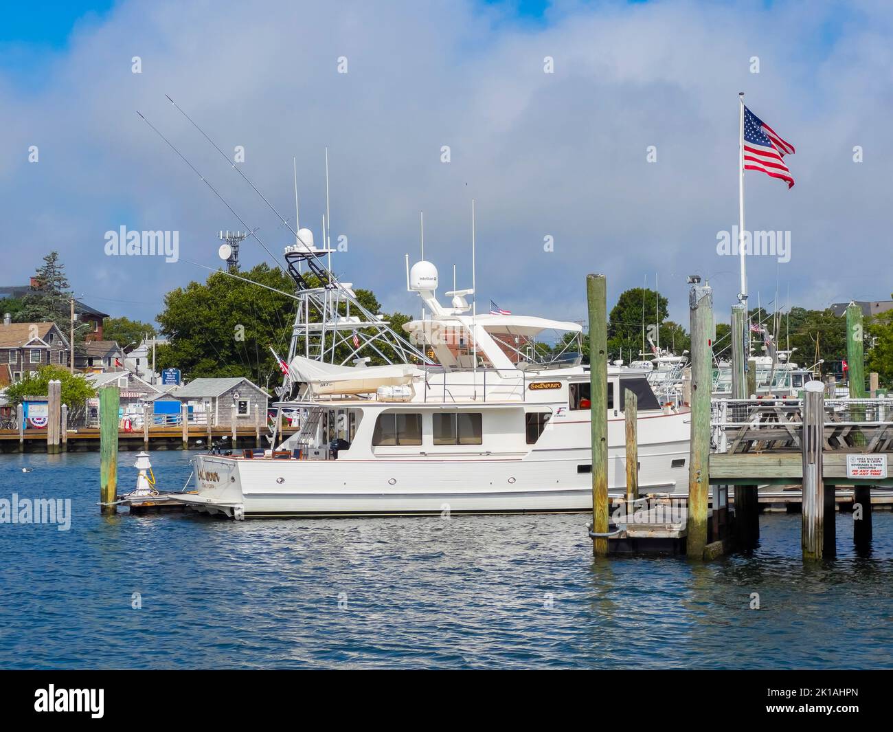 Die Luxusyacht Southerner dockte am Hyannis Port in der Stadt Barnstable, Cape Cod, Massachusetts, USA an. Stockfoto