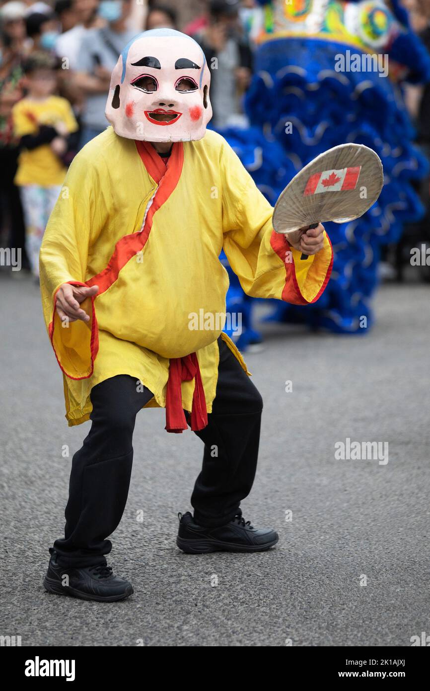 Big Head Buddha Darsteller im Lion Dance beim Chinatown Street Festival in Calgary, Kanada Stockfoto