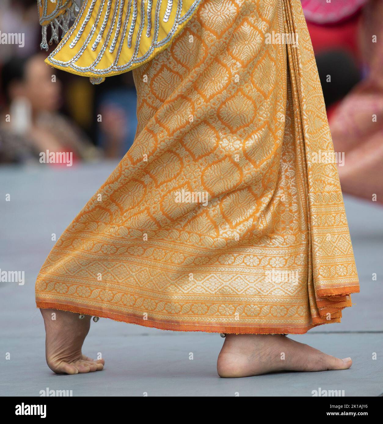 Thailändische Tänzerin. Nahaufnahme der Füße einer Frau bei einer traditionellen Tanzvorstellung beim Chinatown Street Festival in Calgary, Kanada Stockfoto