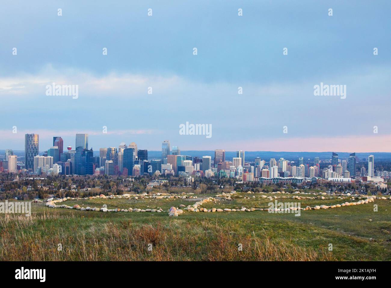 Siksikaitsitapi Medizinrad, ein Felskreis, der von der Bluttribe geschaffen wurde, um alle vier Stämme zu repräsentieren, auf Nose Hill in Calgary, Alberta, Kanada Stockfoto