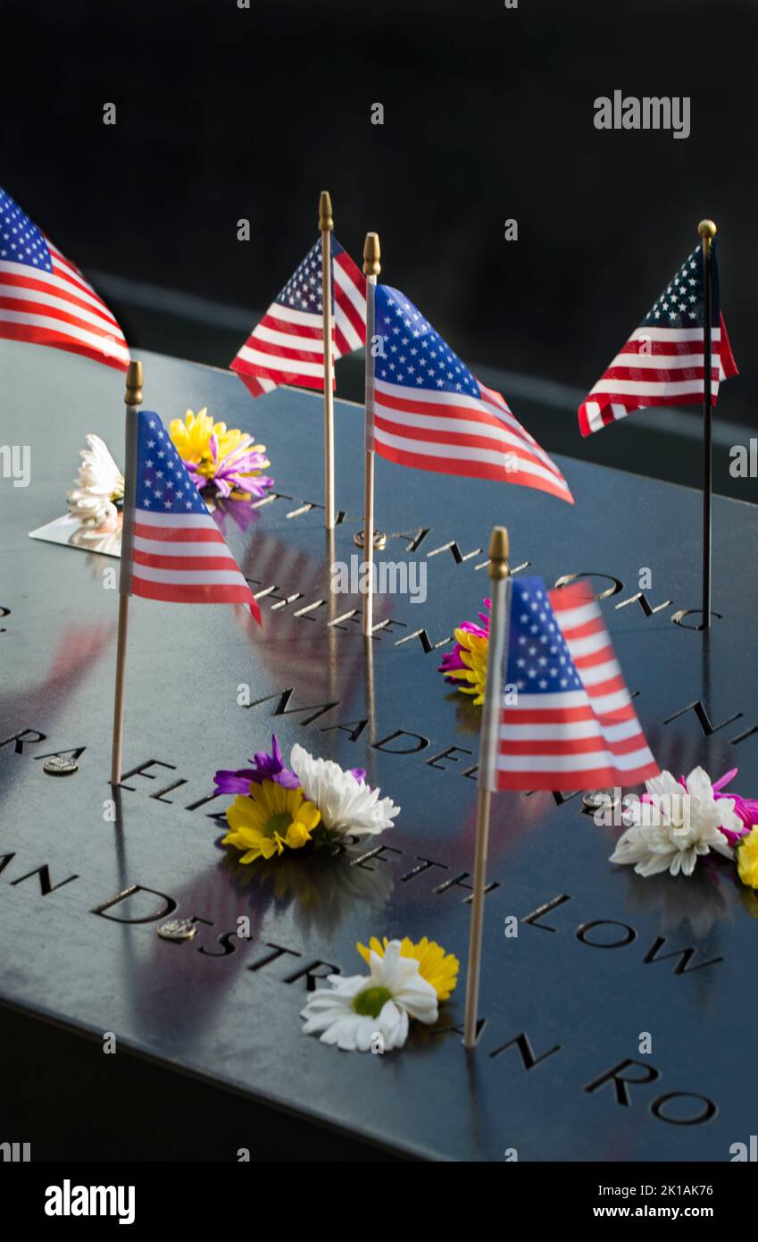 World Trade Center, New York, NY. 10. September 2022. Einen Tag vor dem 21.. Jahrestag der Selbstmordattentate auf das World Trade Center (WTC) wurden amerikanische Flaggen auf die eingravierten Namen der Opfer des 9/11attacks am North Pool 9/11 Memorial angebracht. Stockfoto