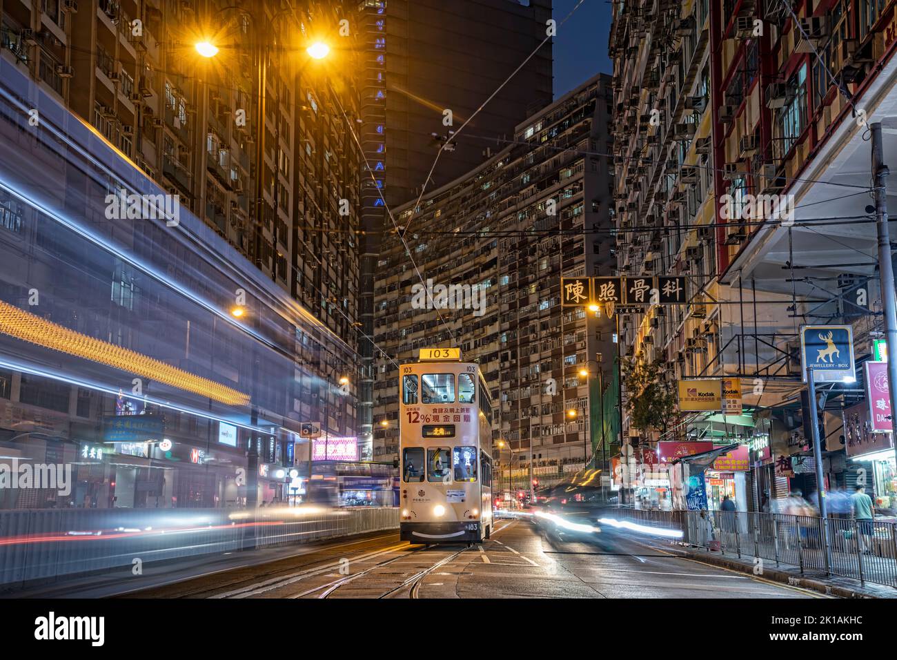 Die berühmten Hongkonger Straßenbahnen und dicht besiedelten Wohngebäude, Hongkong, China. Stockfoto