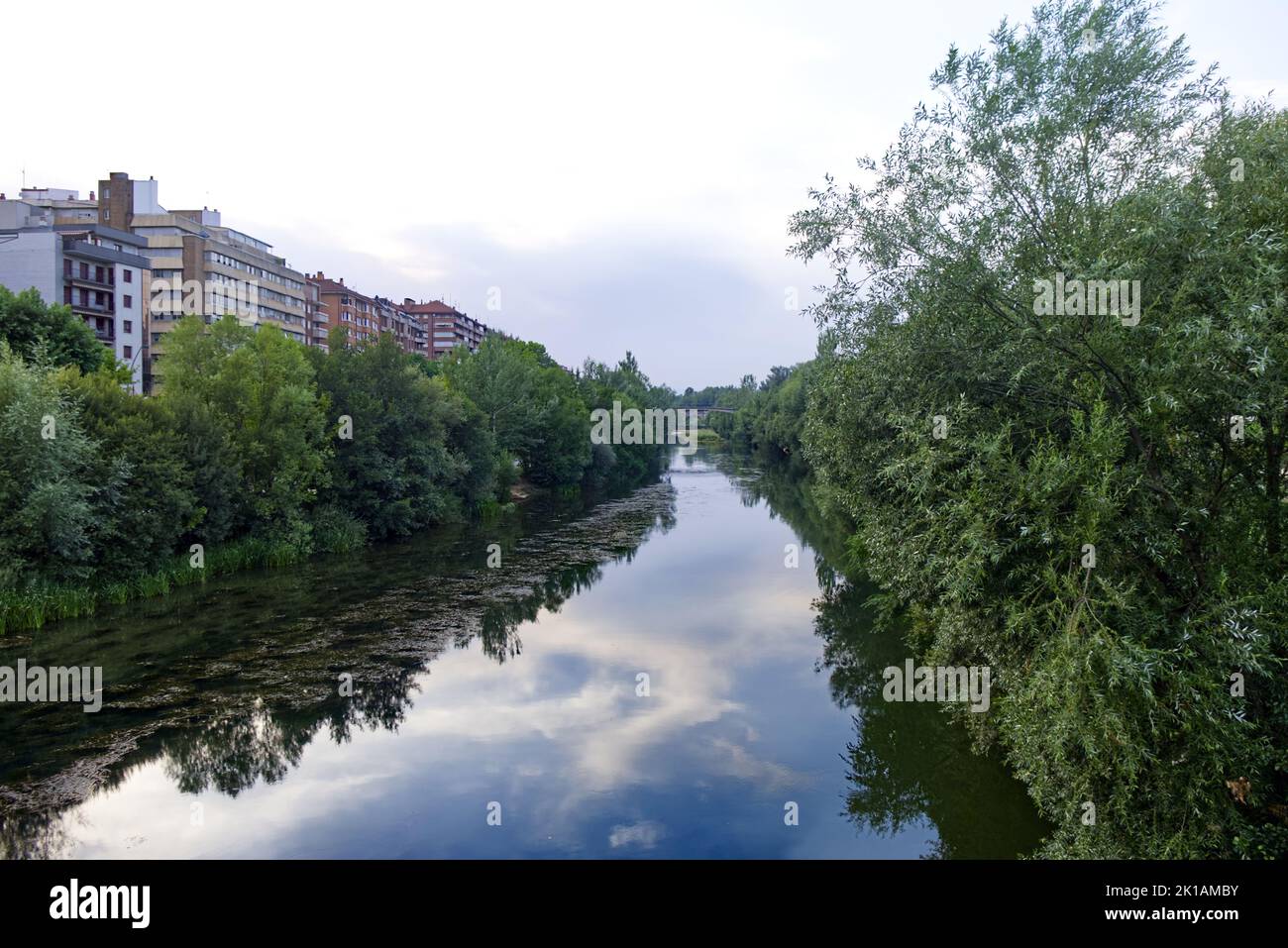 León, Spanien - Rio Bernesga Stockfoto