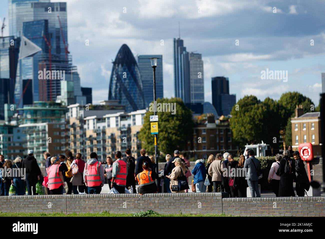 London, Großbritannien. 16. September 2022. In London stehen die Menschen Schlange, um der britischen Königin Elizabeth nach ihrem Tod Respekt zu zollen. Eine lange Schlange wird sich 10 Meilen über London erstrecken, und es wird erwartet, dass sich in den nächsten Tagen bis zur Beerdigung um 06:30 Uhr am Montag, dem 19. September 2022, eine Million Menschen für den im-Staat von Königin Elizabeth II. Im Palace of Westminster einfinden werden. Kredit: SOPA Images Limited/Alamy Live Nachrichten Stockfoto