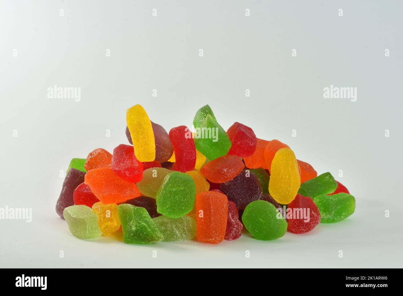 Bunte Gummy Süßigkeiten isoliert auf weißem Hintergrund Stockfoto