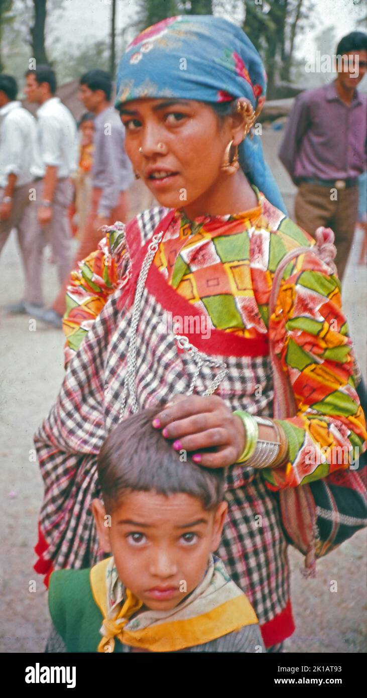 Große Schwester und kleiner Bruder. Island Fair, Kullu, Himachal Pradesh, Indien; Juni, 1973. Stockfoto