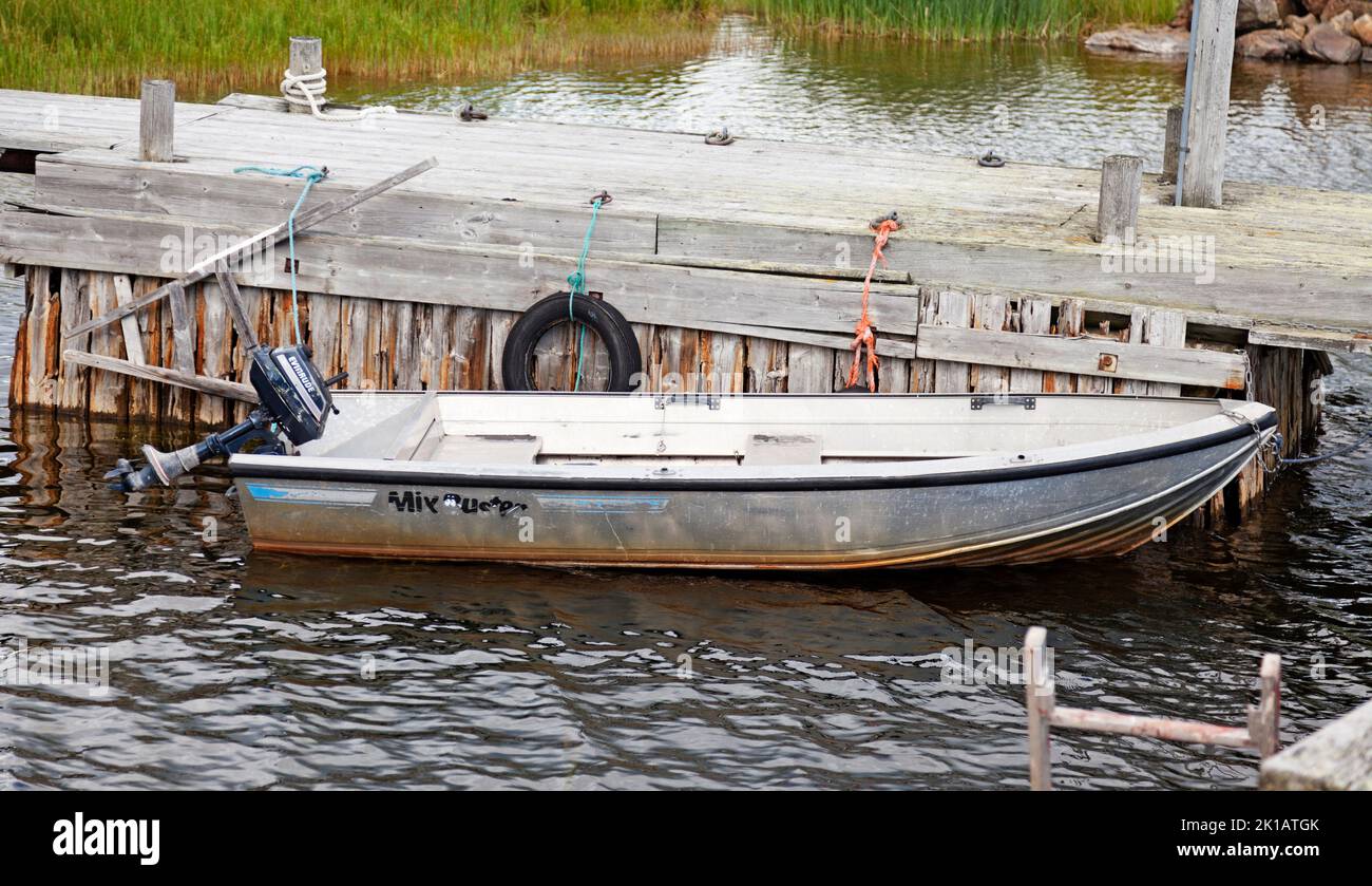 Ratan, Norrland Schweden - 29. Juli 2022: Kleines und einfaches Motorboot liegt am Hafen Stockfoto