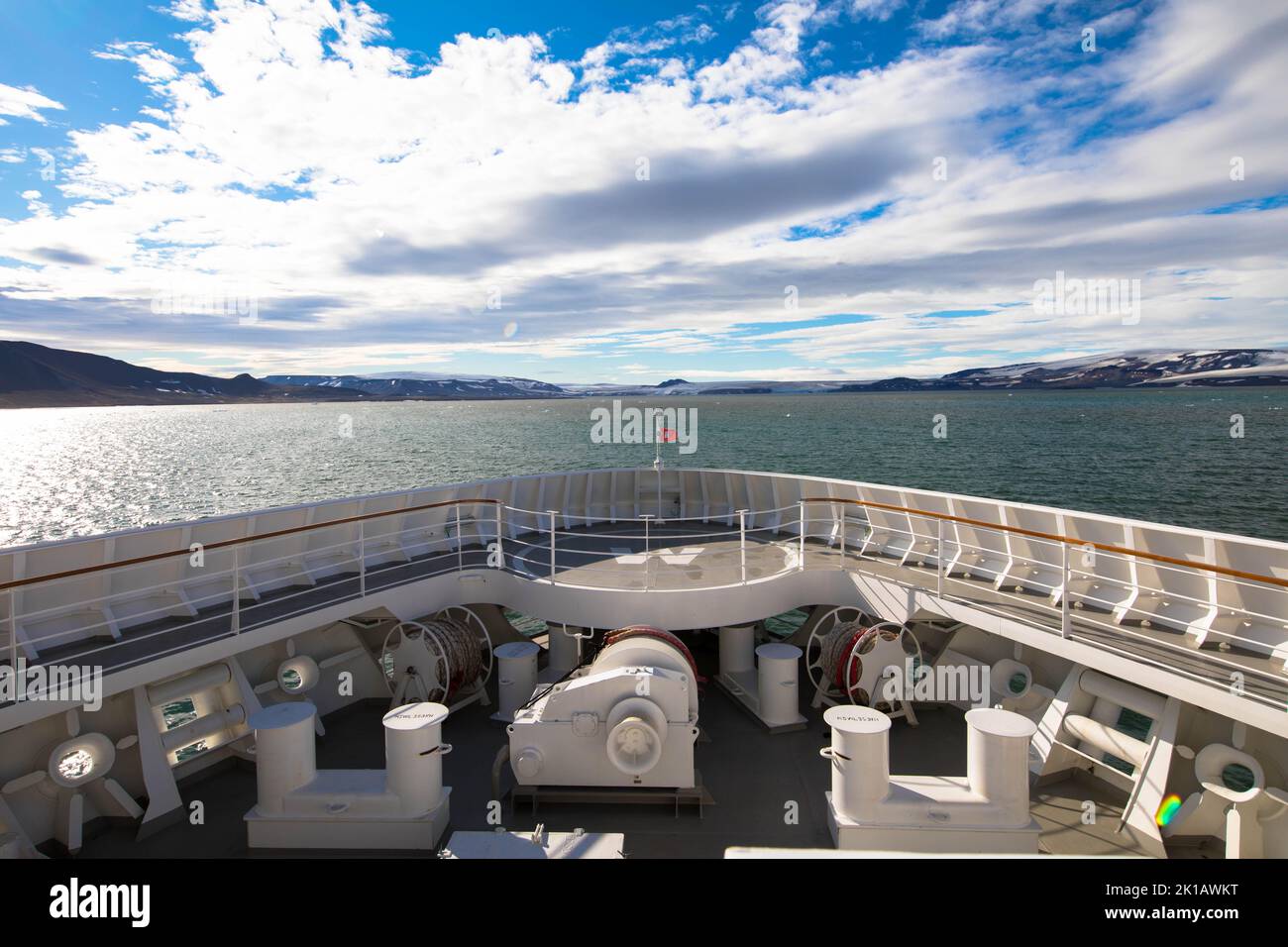 Schiffsbogen von der MS Hanseatic Spirit im arktischen Ozean gegen blau bewölkten Himmel. Nahaufnahme Svalbard, Spitzbergen, Norwegen. 27. Juli 2022 Stockfoto