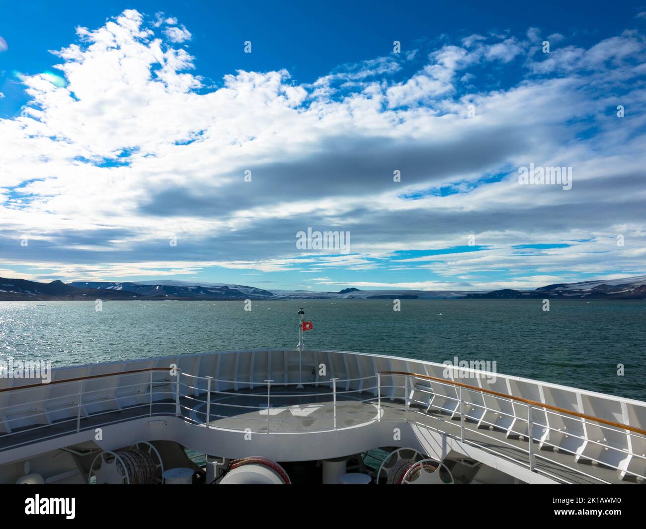 Schiffsbogen von der MS Hanseatic Spirit im arktischen Ozean gegen blau bewölkten Himmel. Nahaufnahme Svalbard, Spitzbergen, Norwegen. 27. Juli 2022 Stockfoto