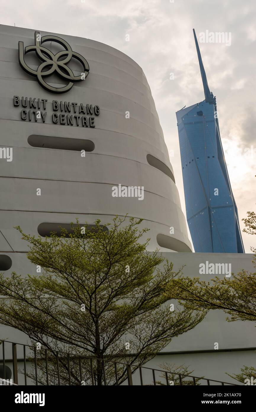 Bukit Bintang City Centre Schild mit dem Turm von PNB118 im Hintergrund Stockfoto