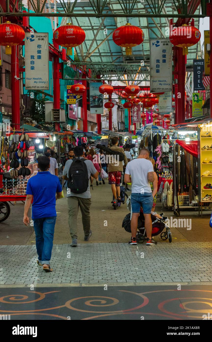 Einkaufen am Nachtmarkt Petaling Street, Chinatown, Kuala Lumpur, Malaysia Stockfoto