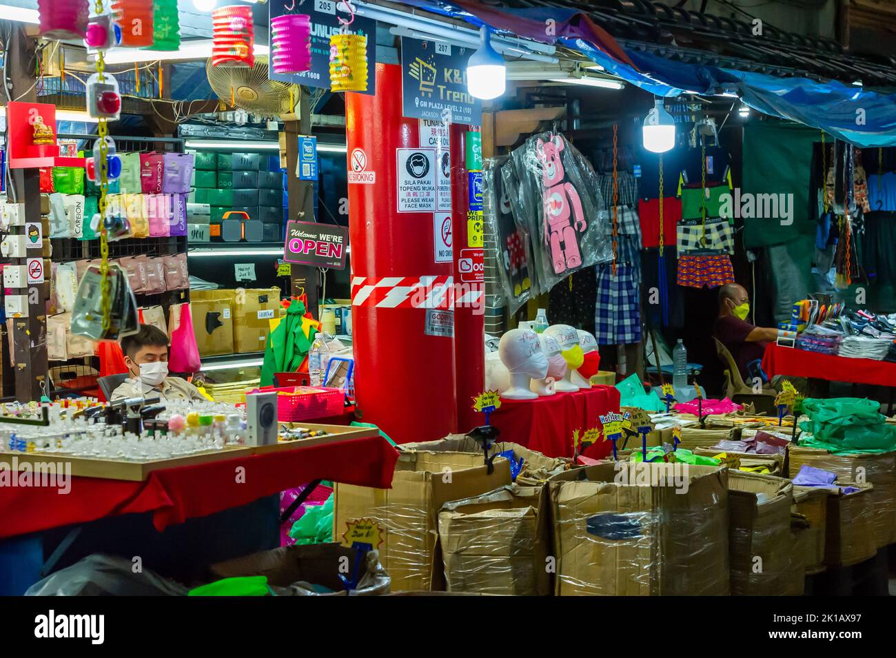 Warten auf Kunden auf dem Nachtmarkt in der Petaling Street, Chinatown, Kuala Lumpur, Malaysia Stockfoto
