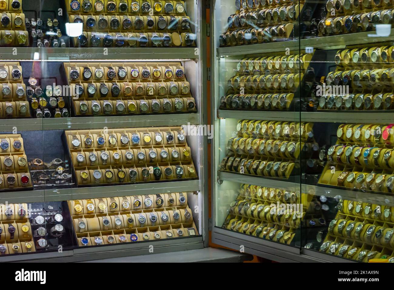 Gefälschte Uhren auf dem Nachtmarkt in der Petaling Street, Chinatown, Kuala Lumpur, Malaysia Stockfoto