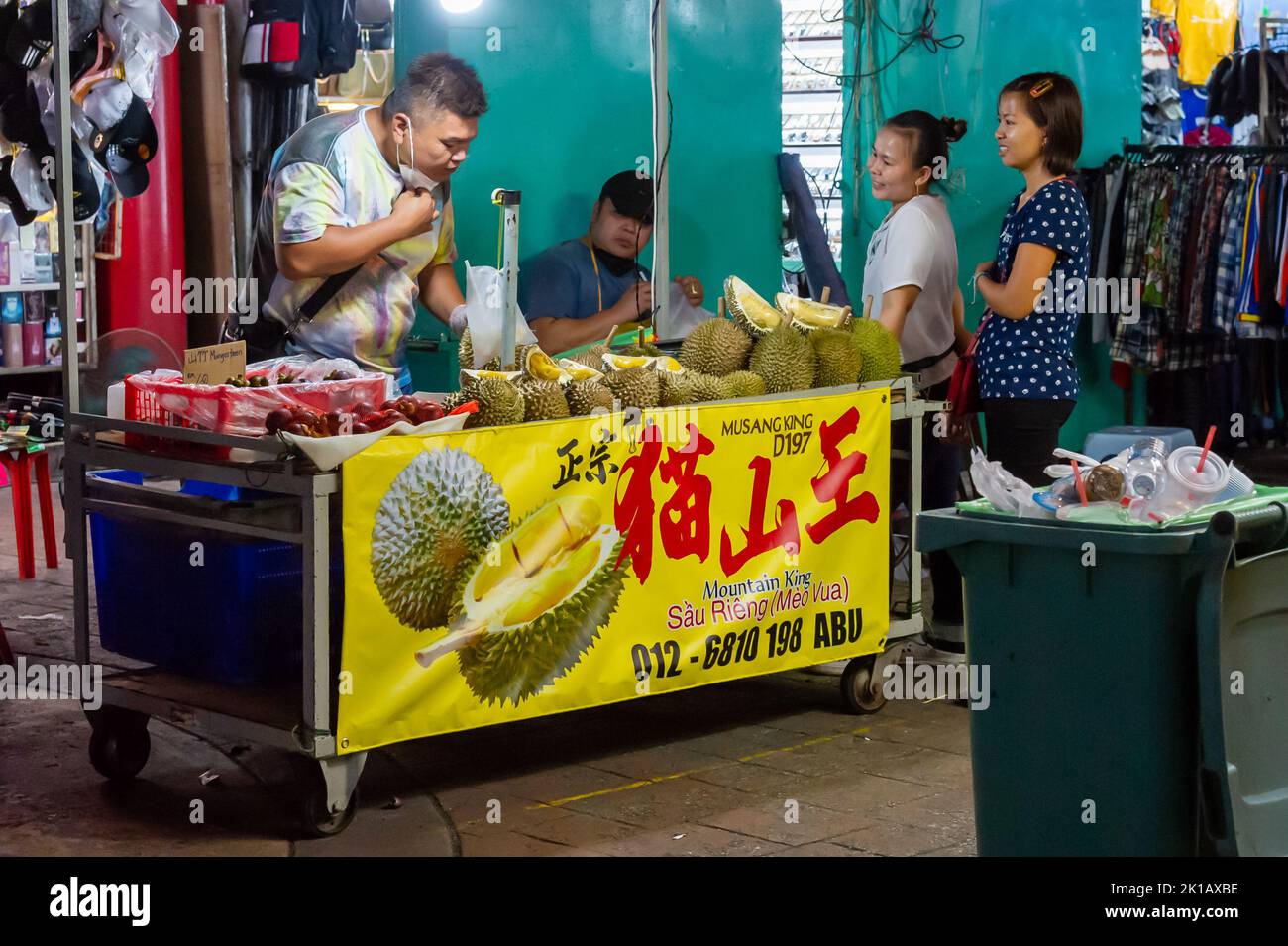 Verkauf von Durian-Früchten auf dem Nachtmarkt in der Petaling Street, Chinatown, Kuala Lumpur, Malaysia Stockfoto