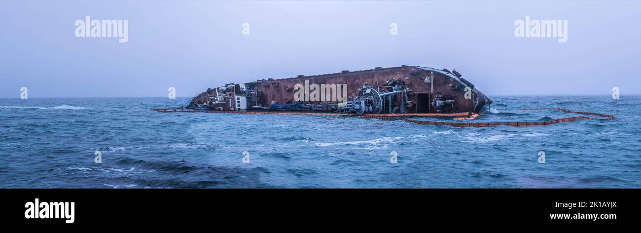 Eine Panoramaaufnahme eines Öltankers sank vor der Küste, Ökologische Katastrophe Stockfoto