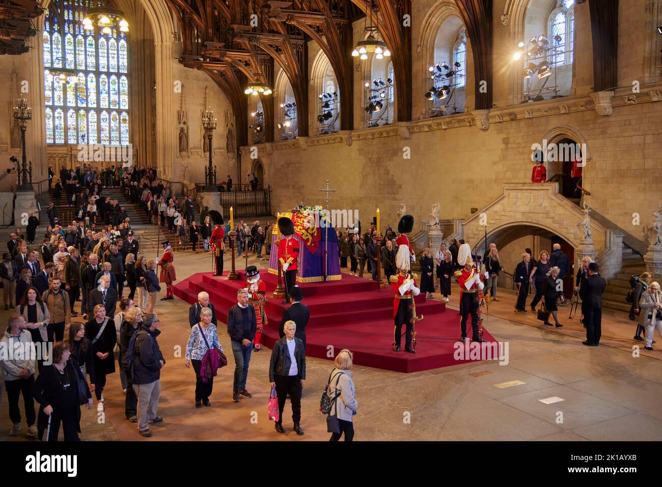 London, Großbritannien. 17. September 2022. Königin Elizabeth II. Liegt im Staat, während die Nation die Gelegenheit erhält, ihre letzte Ehre zu erweisen. Die königlichen Wachen, die aus Einheiten stammen, die den königlichen Haushalten dienen, halten eine 24-stündige Mahnwache neben der Schatulle der Königin aufrecht. Westminster Hall am Palace of Westminster London. VEREINIGTES KÖNIGREICH. Quelle: Phil Crow/Alamy Live News Stockfoto