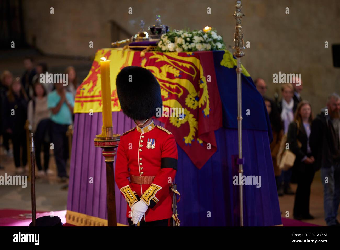 London, Großbritannien. 17. September 2022. Königin Elizabeth II. Liegt im Staat, während die Nation die Gelegenheit erhält, ihre letzte Ehre zu erweisen. Die königlichen Wachen, die aus Einheiten stammen, die den königlichen Haushalten dienen, halten eine 24-stündige Mahnwache neben der Schatulle der Königin aufrecht. Westminster Hall am Palace of Westminster London. VEREINIGTES KÖNIGREICH. Quelle: Phil Crow/Alamy Live News Stockfoto