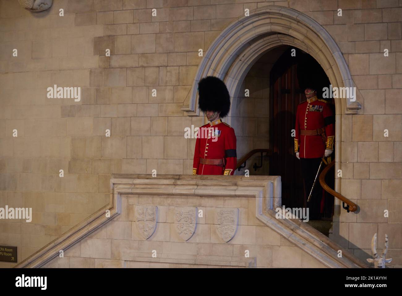 London, Großbritannien. 17. September 2022. Königin Elizabeth II. Liegt im Staat, während die Nation die Gelegenheit erhält, ihre letzte Ehre zu erweisen. Die königlichen Wachen, die aus Einheiten stammen, die den königlichen Haushalten dienen, halten eine 24-stündige Mahnwache neben der Schatulle der Königin aufrecht. Westminster Hall am Palace of Westminster London. VEREINIGTES KÖNIGREICH. Quelle: Phil Crow/Alamy Live News Stockfoto