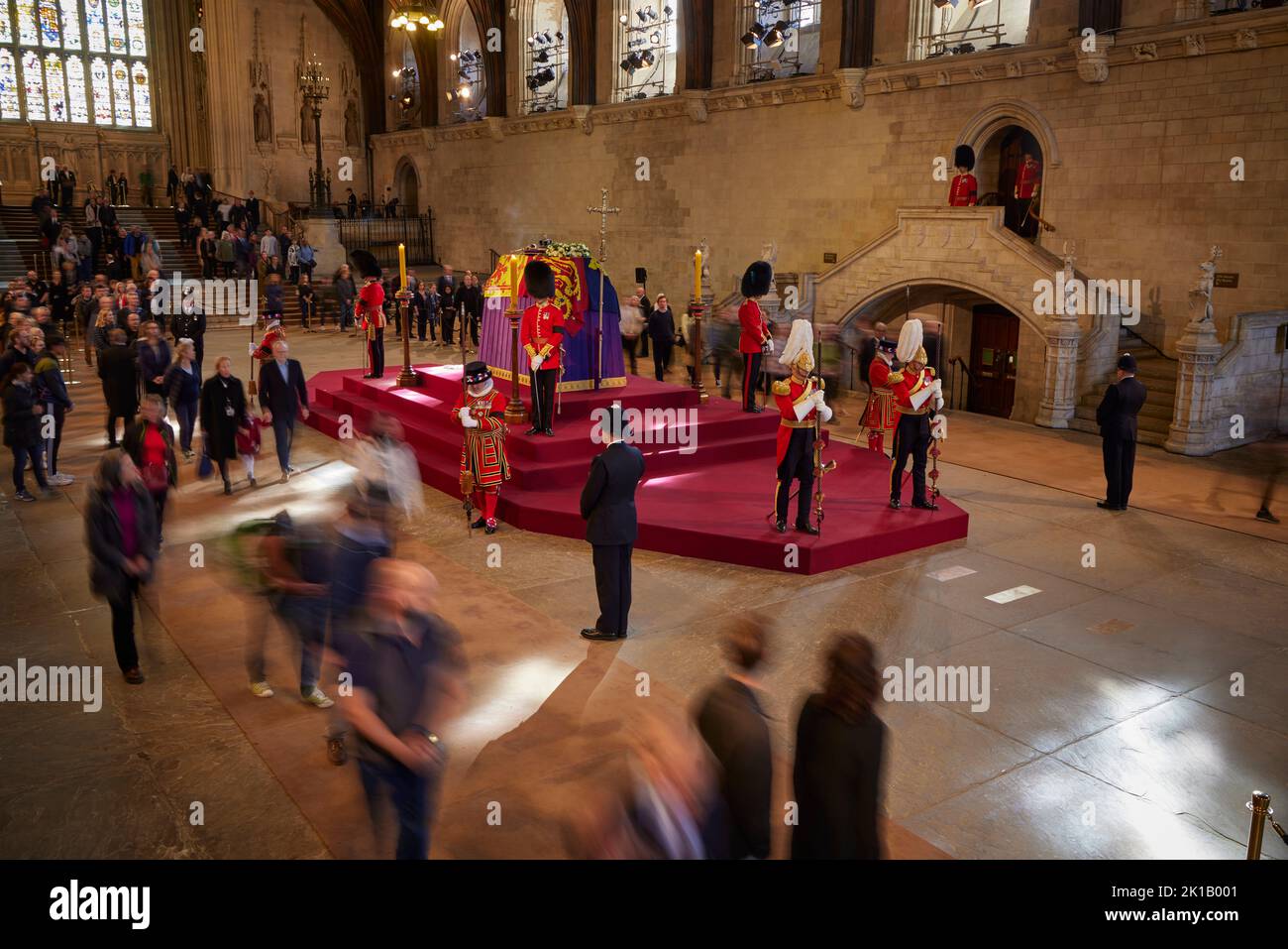 London, Großbritannien. 17. September 2022. Königin Elizabeth II. Liegt im Staat, während die Nation die Gelegenheit erhält, ihre letzte Ehre zu erweisen. Die königlichen Wachen, die aus Einheiten stammen, die den königlichen Haushalten dienen, halten eine 24-stündige Mahnwache neben der Schatulle der Königin aufrecht. Westminster Hall am Palace of Westminster London. VEREINIGTES KÖNIGREICH. Quelle: Phil Crow/Alamy Live News Stockfoto