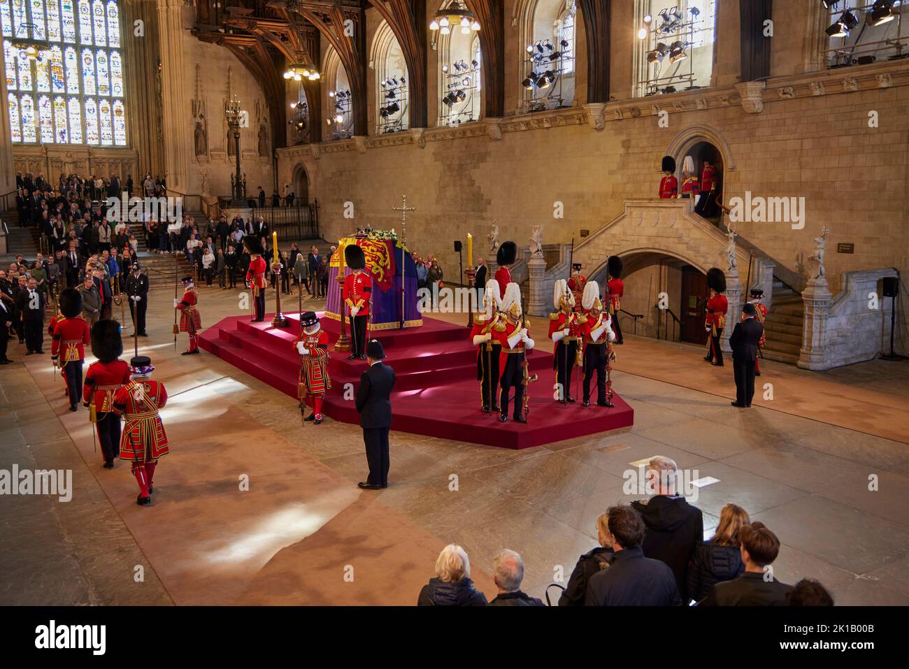 London, Großbritannien. 17. September 2022. Königin Elizabeth II. Liegt im Staat, während die Nation die Gelegenheit erhält, ihre letzte Ehre zu erweisen. Die königlichen Wachen, die aus Einheiten stammen, die den königlichen Haushalten dienen, halten eine 24-stündige Mahnwache neben der Schatulle der Königin aufrecht. Westminster Hall am Palace of Westminster London. VEREINIGTES KÖNIGREICH. Quelle: Phil Crow/Alamy Live News Stockfoto