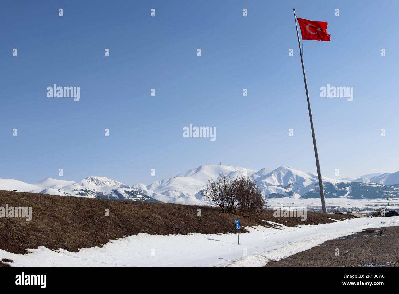 Erzurum Blick von der Spitze der Bastionen. Erzurum Winterlandschaft. Türkische Flagge. Palandoken Berg im Hintergrund. Stockfoto