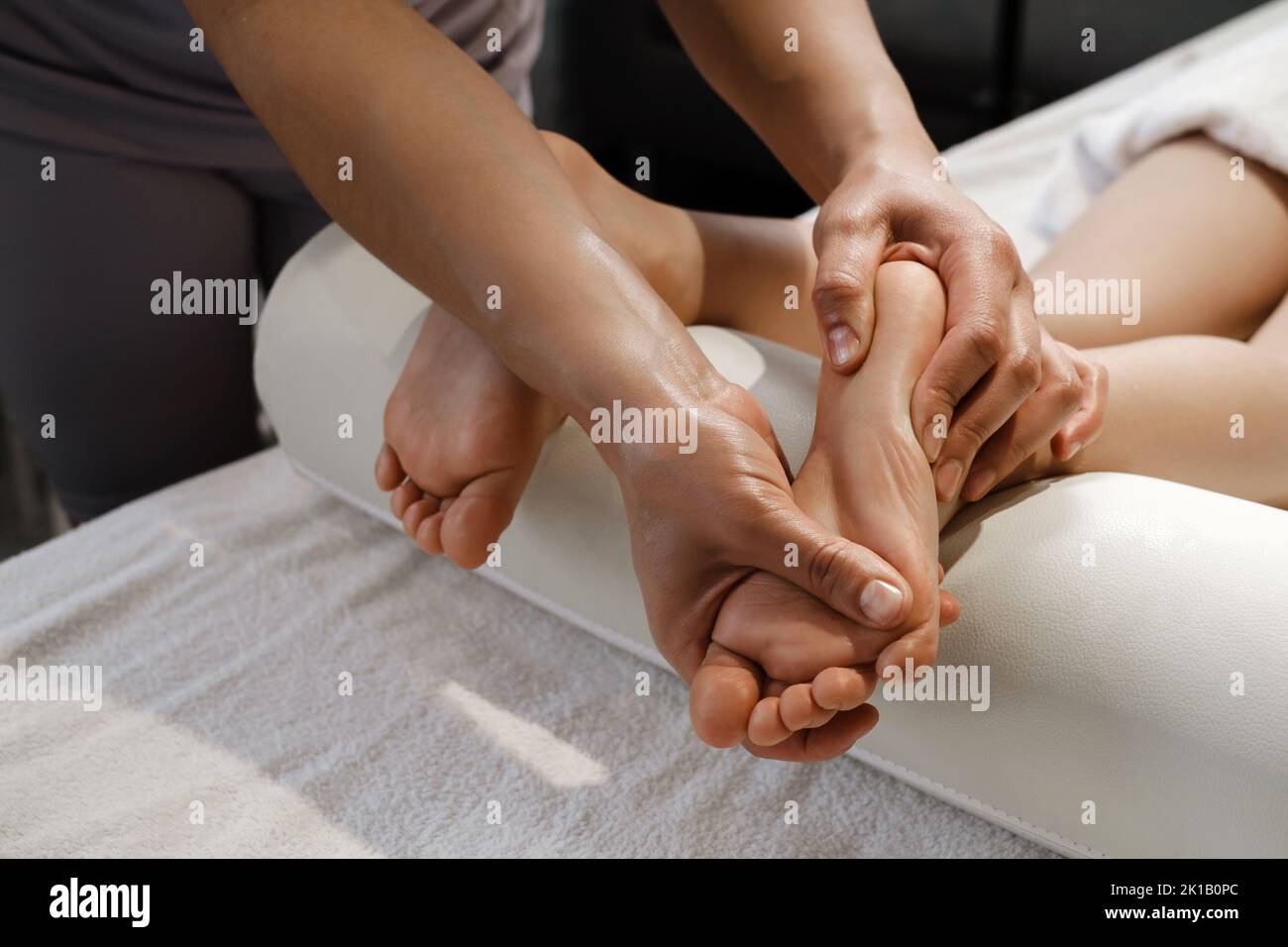 Fußmassagebehandlung für Kinder durch professionellen Masseur im Spa-Resort. Wellness, Stressabbau und Gesundheitskonzept. Nahaufnahme. Wachstum und Stockfoto