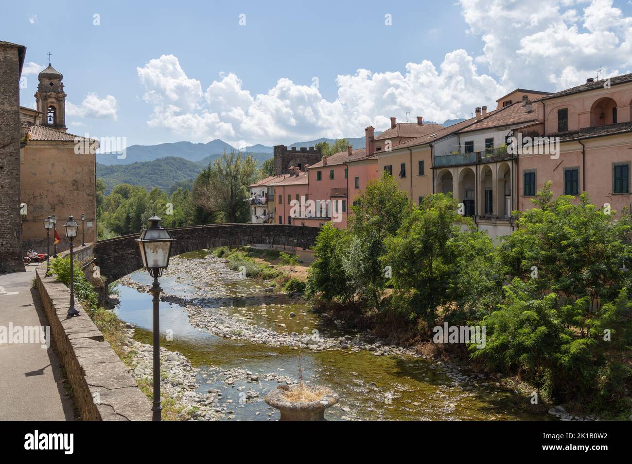 Toskanische Stadt Pontremoli mit Blick auf die bunten Gebäude entlang des Flusses Magra. Stockfoto