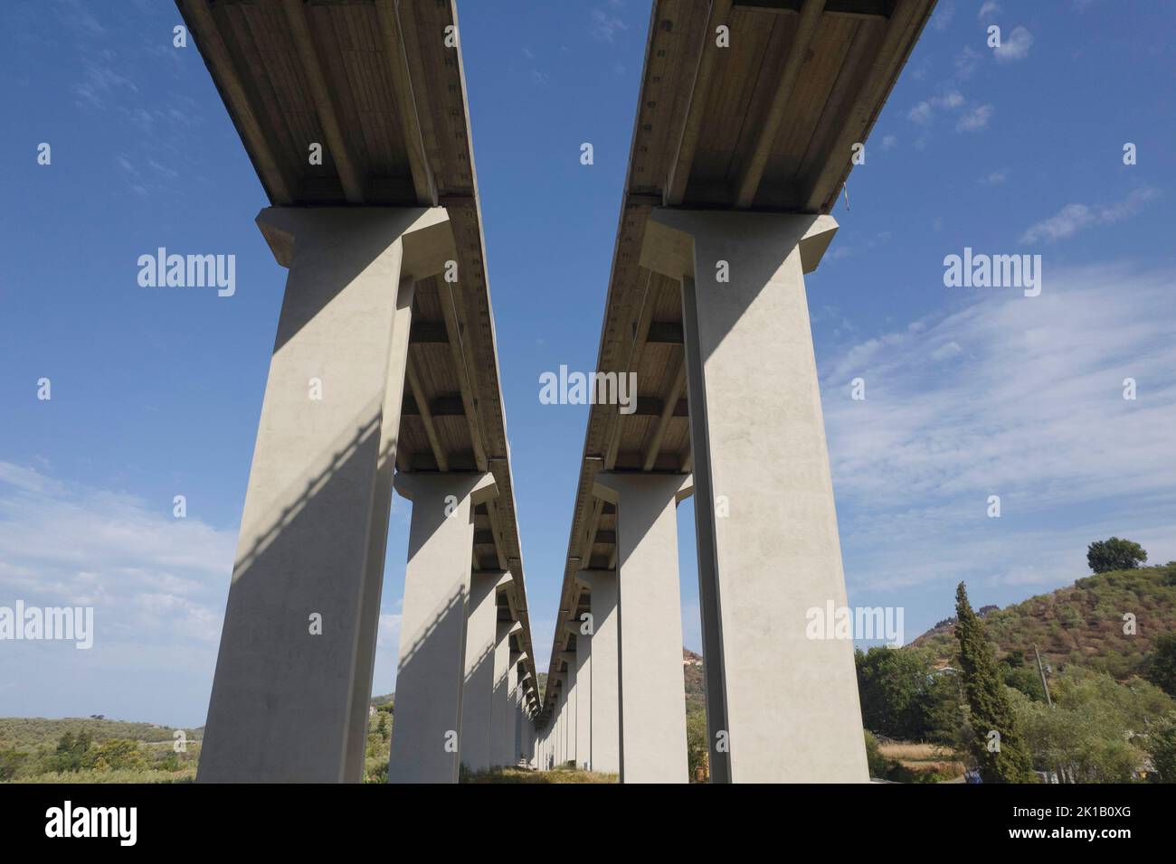 Fotografische Dokumentation eines Autobahnabschnitts auf Stahlbetonmasten Stockfoto