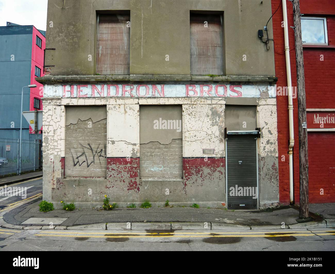 Graffiti an den Wänden eines verwelkenden Ladens in Belfast Stockfoto