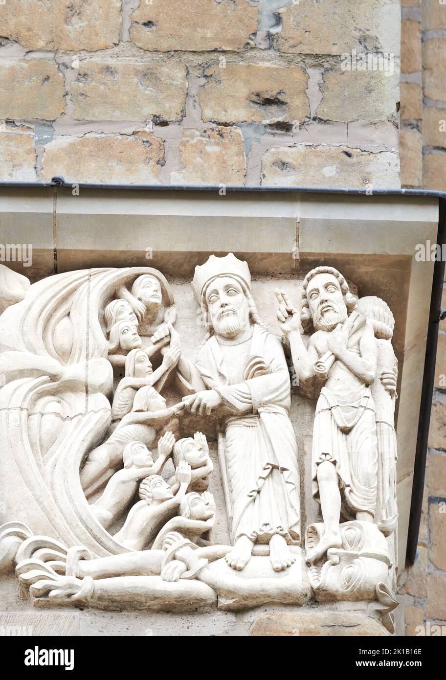Steinfries aus dem zwölften Jahrhundert, auf dem Jesus Christus und Johannes der Täufer Menschen in den Himmel retten, an einer Wand der mittelalterlichen Kathedrale in Lincoln, England. Stockfoto