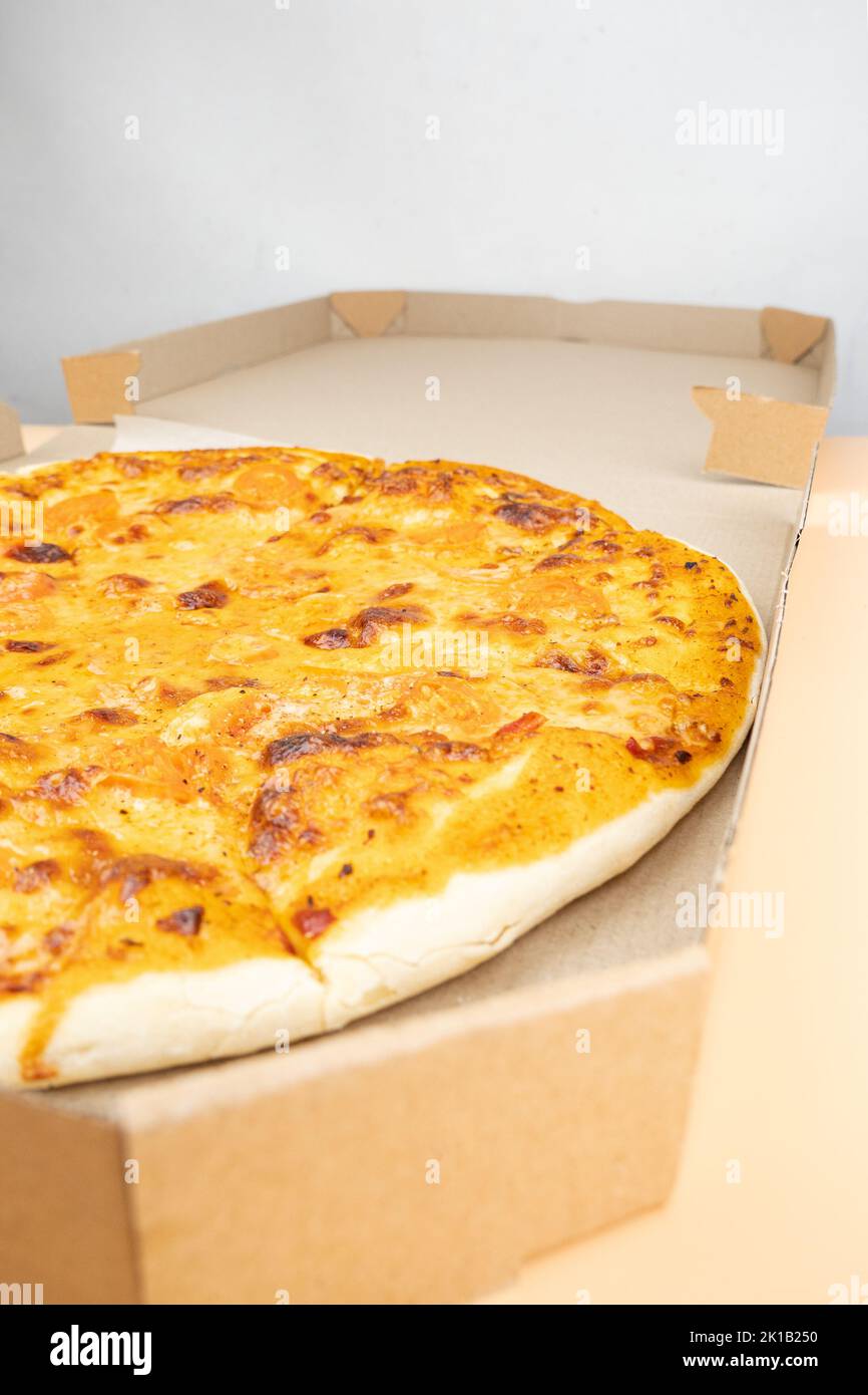 goldene Pizza margherita mit Mozzarella-Käse aus der Nähe. Stockfoto