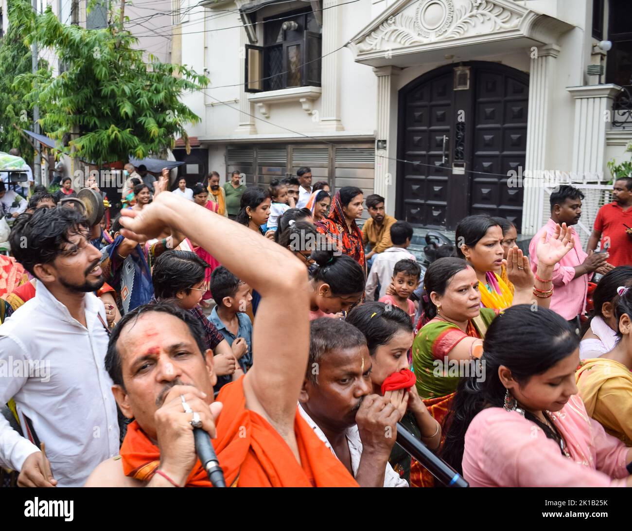 Neu-Delhi, Indien Juli 01 2022 - Eine riesige Versammlung von Anhängern aus verschiedenen Teilen von Delhi anlässlich der ratha yatra oder rathyatra. Rath für Lord Stockfoto Neu-Delhi, Indien Juli 01 2022 - Eine riesige Versammlung von Anhängern aus verschiedenen Teilen von Delhi anlässlich der ratha yatra oder rathyatra. Rath für Lord Stockfoto