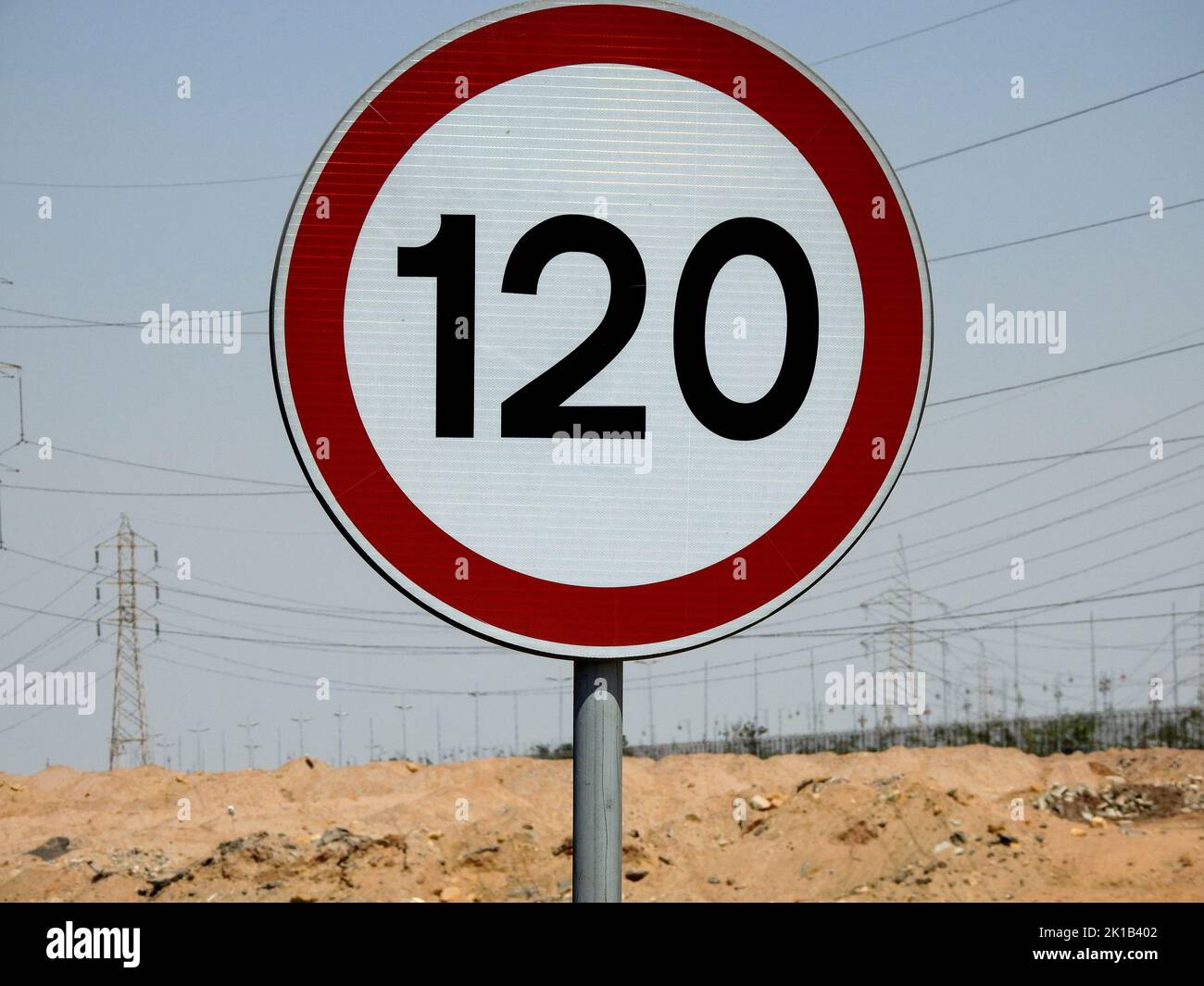 120 KM Tempolimit-Schild auf einer freien Autobahn, hundertzwanzig Kilometer pro Stunde Verkehrsschild, ein Sperrschild für Autofahrer, das nicht überschritten werden darf Stockfoto