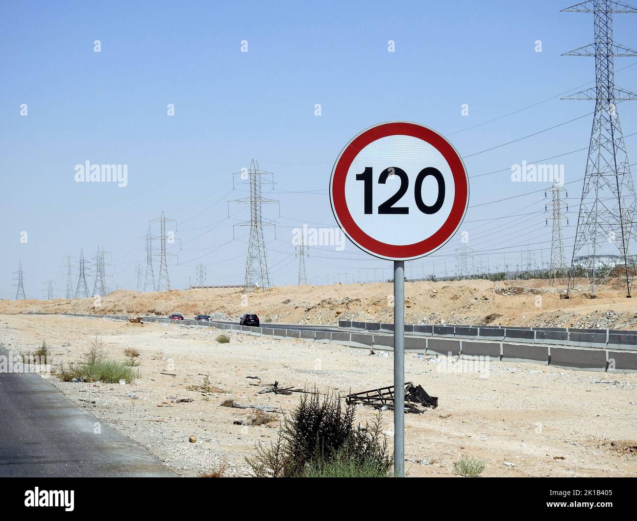 Kairo, Ägypten, August 12 2022: 120 KM Tempolimit-Schild in einer freien Autobahn, hundertzwanzig Kilometer pro Stunde Verkehrsschild, ein Sperrschild Stockfoto