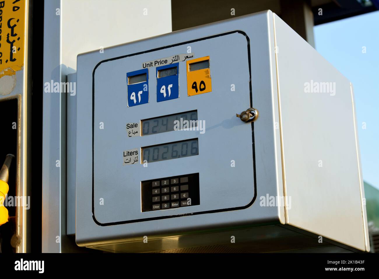 Kairo, Ägypten, August 15 2022: Tankstelle mit Füllpistolen, digitaler Stückpreis und Liter-Meter-Gerät, selektiver Fokus auf das Befüllen von noz Stockfoto