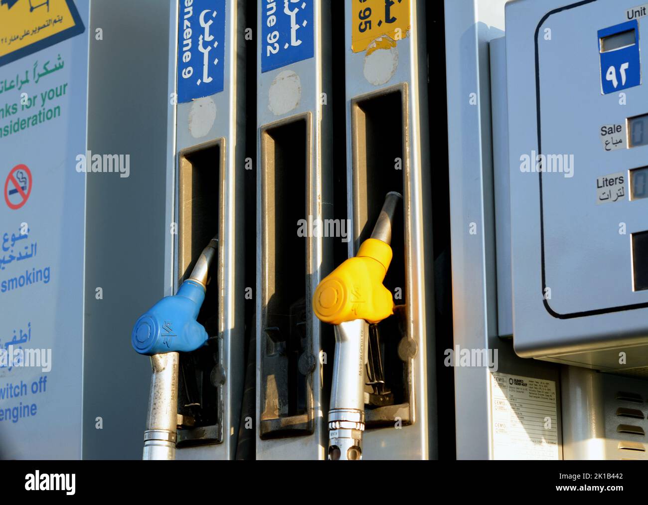 Kairo, Ägypten, August 15 2022: Tankstelle mit Füllpistolen, digitaler Stückpreis und Liter-Meter-Gerät, selektiver Fokus auf das Befüllen von noz Stockfoto
