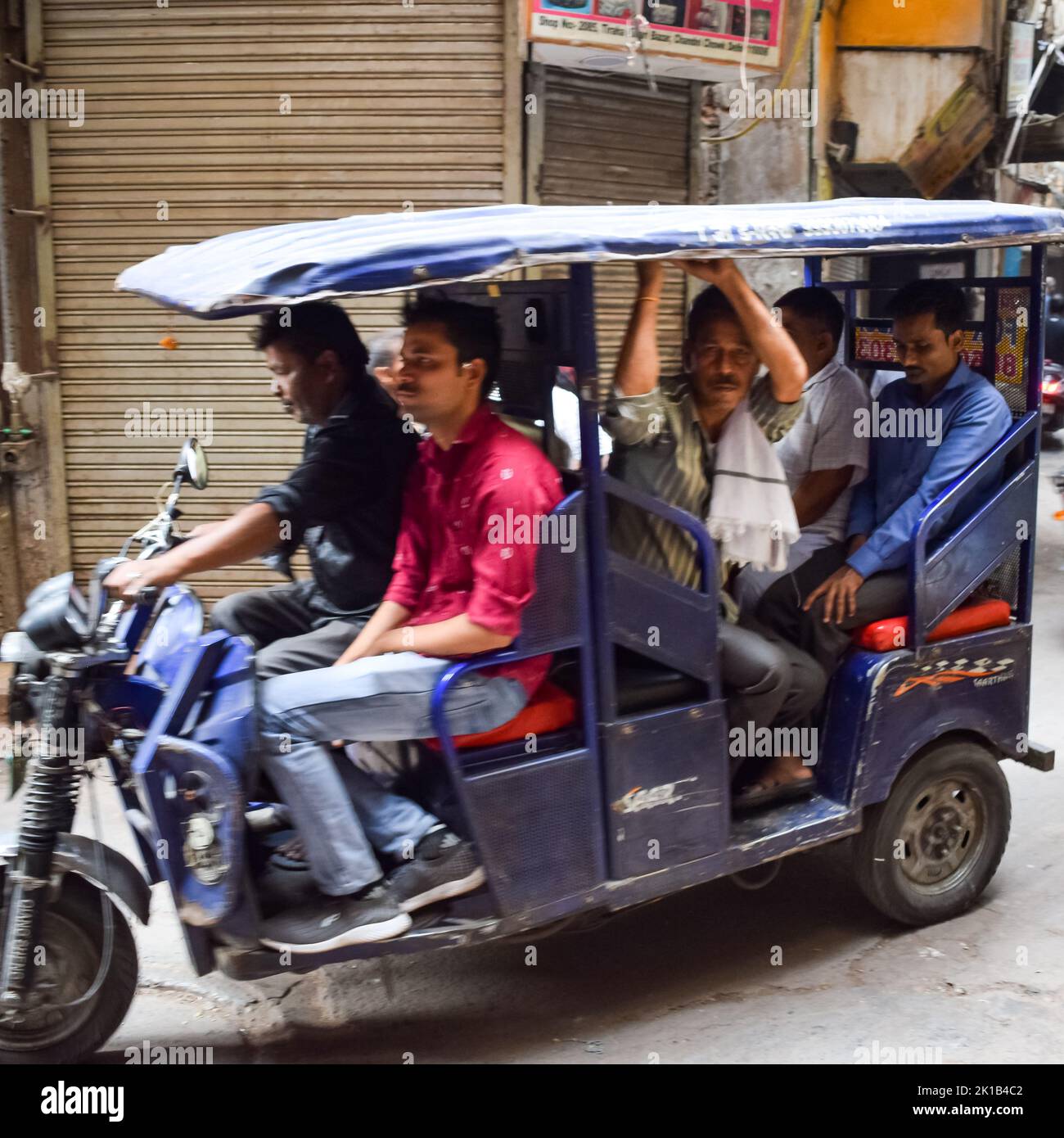 Old Delhi, Indien, 15. April 2022 - nicht identifizierte Gruppe von Männern, die durch die Straßen von Old Delhi gehen, Street Photography of Chandni Chowk Market of Old Delhi Stockfoto